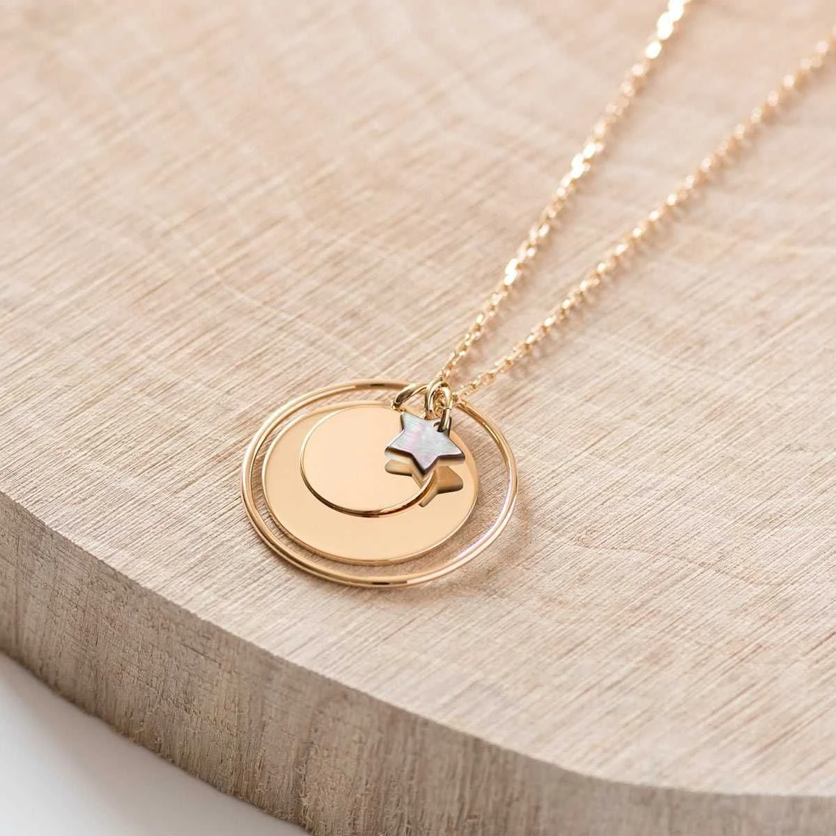 Collier Ellipse 2 médailles et nacre fine plaqué Or Collier Ellipse 2 Médailles Et Nacre Fine Plaqué Or -Atelier de Famille Soldes 2238 po 1200