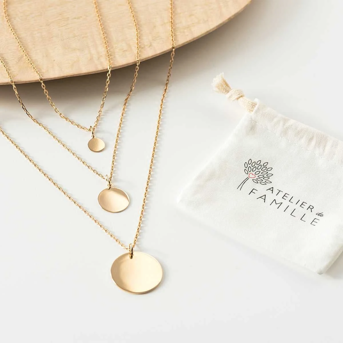 Trio de médailles sur chaînes Trio De Médailles Sur Chaînes -Atelier de Famille Soldes 2371 2370 1200 amb 2369