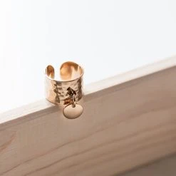 Bague Large Martelée Et Mini Breloque Plaqué Or 4 Bague Large Martelée Et Mini Breloque Plaqué Or -Atelier de Famille Soldes 2551 2 amb 1200