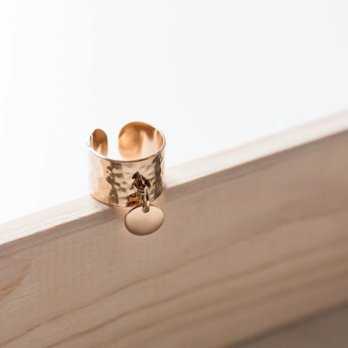 Bague large martelée et mini breloque plaqué Or Bague Large Martelée Et Mini Breloque Plaqué Or -Atelier de Famille Soldes 2551 2 amb 1200