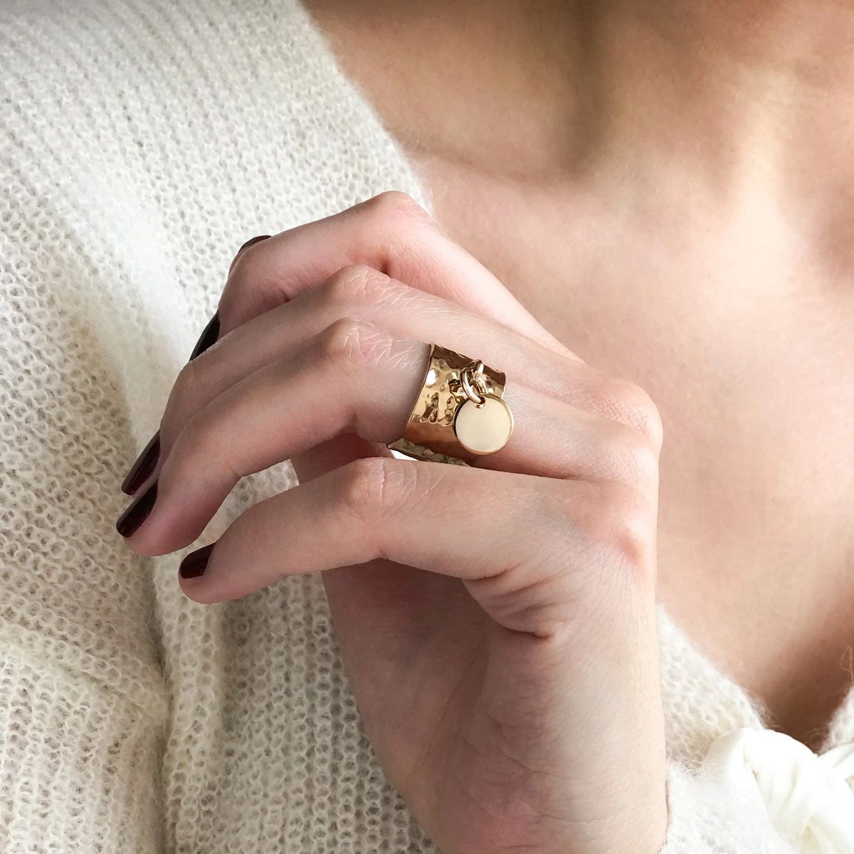 Bague large martelée et mini breloque plaqué Or Bague Large Martelée Et Mini Breloque Plaqué Or -Atelier de Famille Soldes 2551 amb 1200