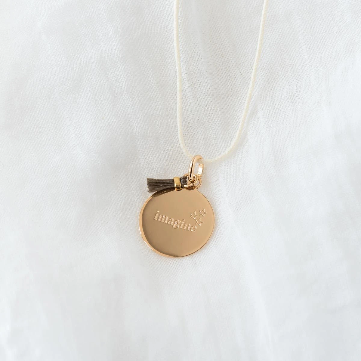 Collier petite médaille et pompon sur lien coton plaqué Or (gravure joaillier) Collier Petite Médaille Et Pompon Sur Lien Coton Plaqué Or (gravure Joaillier) -Atelier de Famille Soldes 2561 1200 1