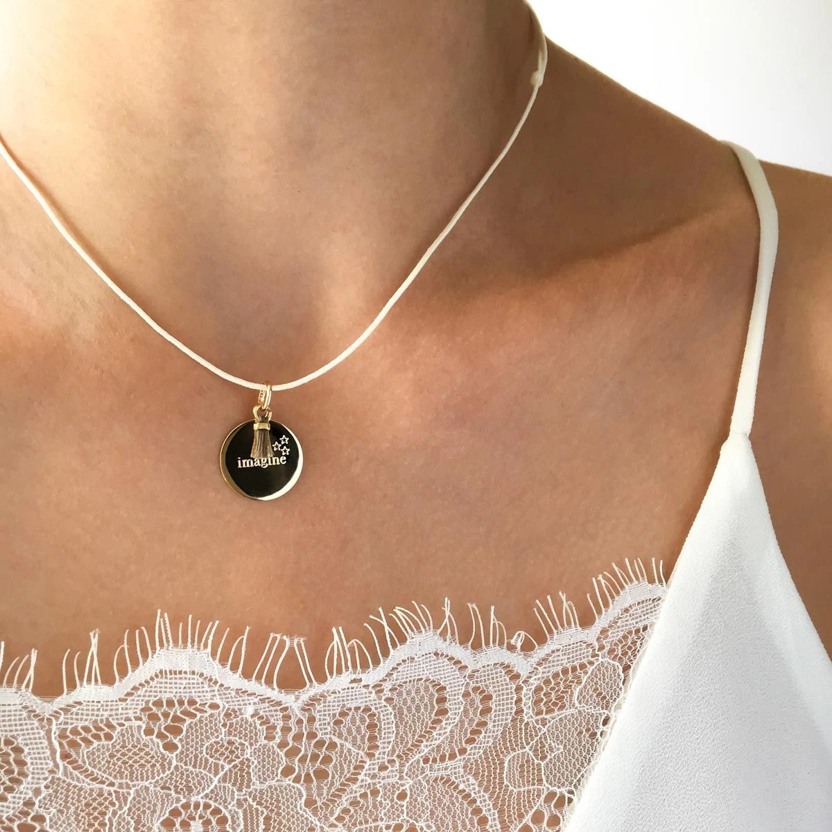 Collier petite médaille et pompon sur lien coton plaqué Or (gravure joaillier) Collier Petite Médaille Et Pompon Sur Lien Coton Plaqué Or (gravure Joaillier) -Atelier de Famille Soldes 2561 2 1200 1