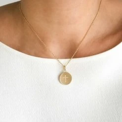 Collier Petite Médaille Croix Plaqué Or Gravure étoilée -Atelier de Famille Soldes 3043 porte 1200