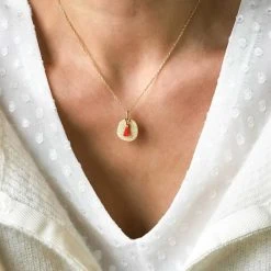 Collier Médaille Irrégulière Frappée Et Pompon -Atelier de Famille Soldes 3172 pompon porte 1200