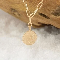 Collier Médaille Signe Du Zodiaque Sur Chaîne Maillon Ovale Plaqué Or 4 Collier Médaille Signe Du Zodiaque Sur Chaîne Maillon Ovale Plaqué Or -Atelier de Famille Soldes astro 2