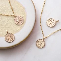 Collier Médaille Signe Du Zodiaque Sur Chaîne Maille Forçat Perlée Plaqué Or -Atelier de Famille Soldes astro verseau