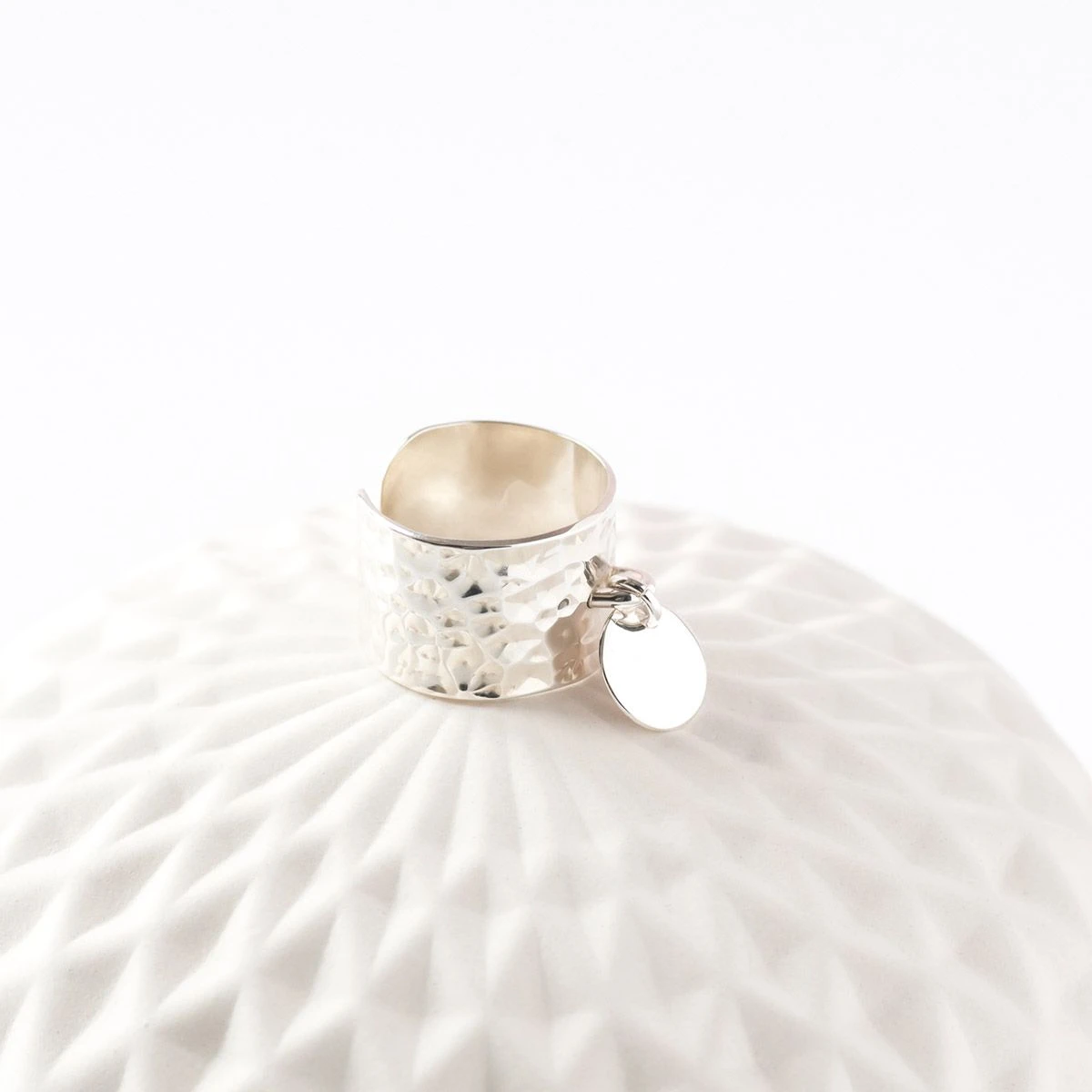 Bague large martelée et mini breloque Argent massif Bague Large Martelée Et Mini Breloque Argent Massif -Atelier de Famille Soldes bague argent breloque ronde 1200