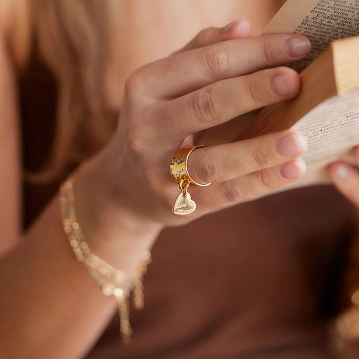 Bague large martelée et mini breloque plaqué Or Bague Large Martelée Et Mini Breloque Plaqué Or -Atelier de Famille Soldes bague large martel e