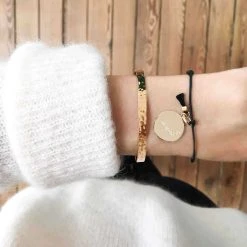 Bracelet Petite Médaille à Message Et Mini Pompon Plaqué Or -Atelier de Famille Soldes br breloqu pomp imagine jc martel po amb 1200 1