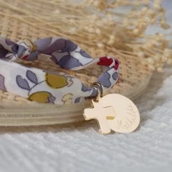 Bracelet Petite Médaille Plate Et Mini Croix Sur Lien Liberty (gravure Manuelle) -Atelier de Famille Soldes brac croix liberty