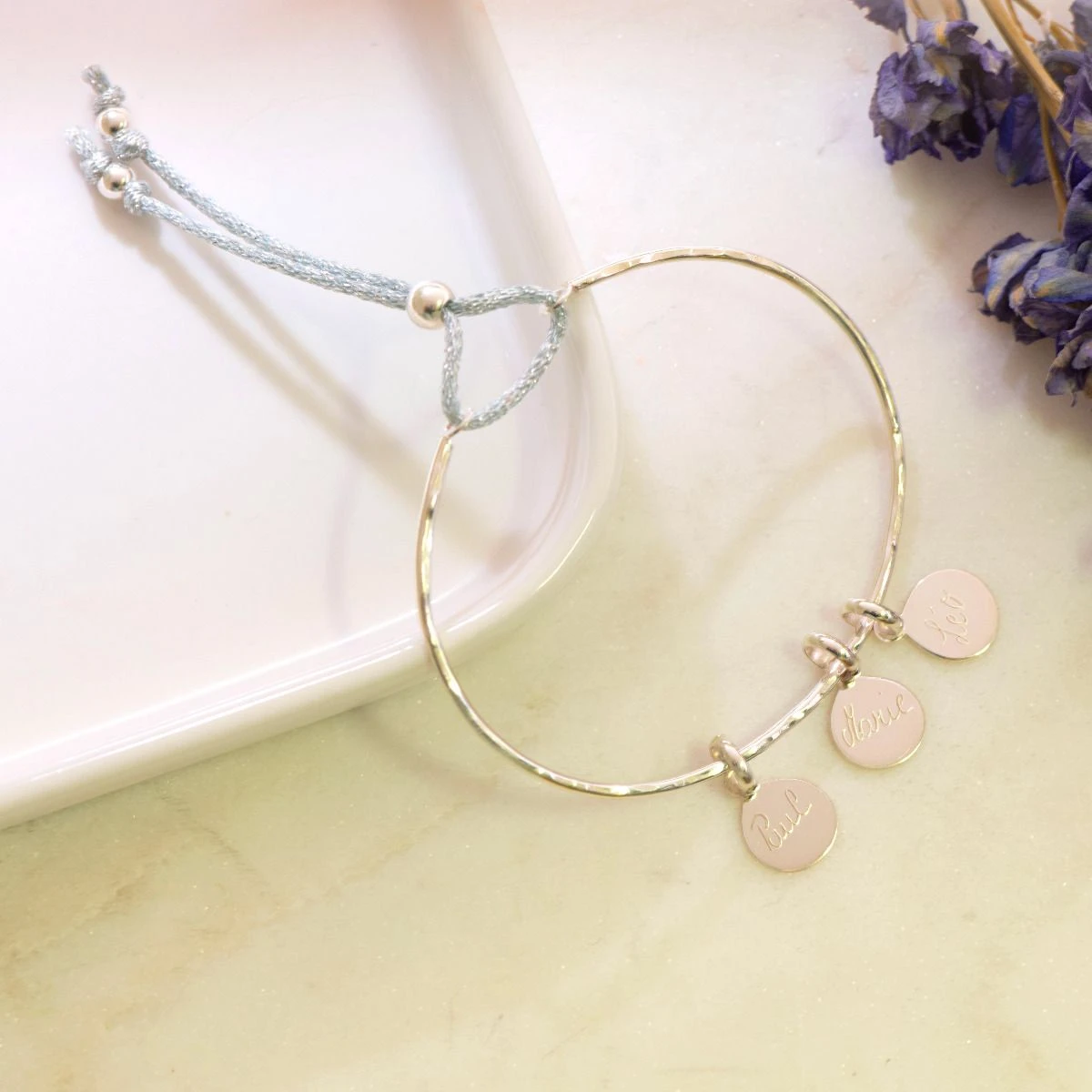 Jonc fin martelé et lien pailleté à composer plaqué Or Jonc Fin Martelé Et Lien Pailleté à Composer Plaqué Or -Atelier de Famille Soldes bracelet 3medailles