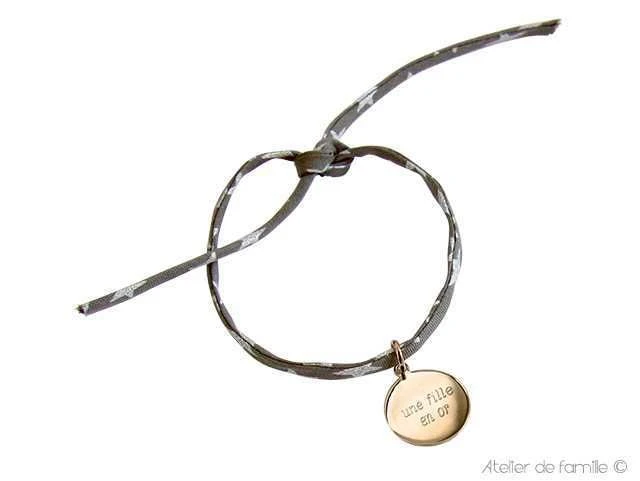 Bracelet petite médaille plate sur cordon Liberty (gravure joaillier) Bracelet Petite Médaille Plate Sur Cordon Liberty (gravure Joaillier) -Atelier de Famille Soldes bracelet m d plate po liberty etoiles grises light sign