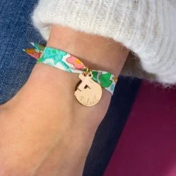 Bracelet Petite Médaille Plate Et Mini Croix Sur Lien Liberty (gravure Manuelle) -Atelier de Famille Soldes brc liberty croix med