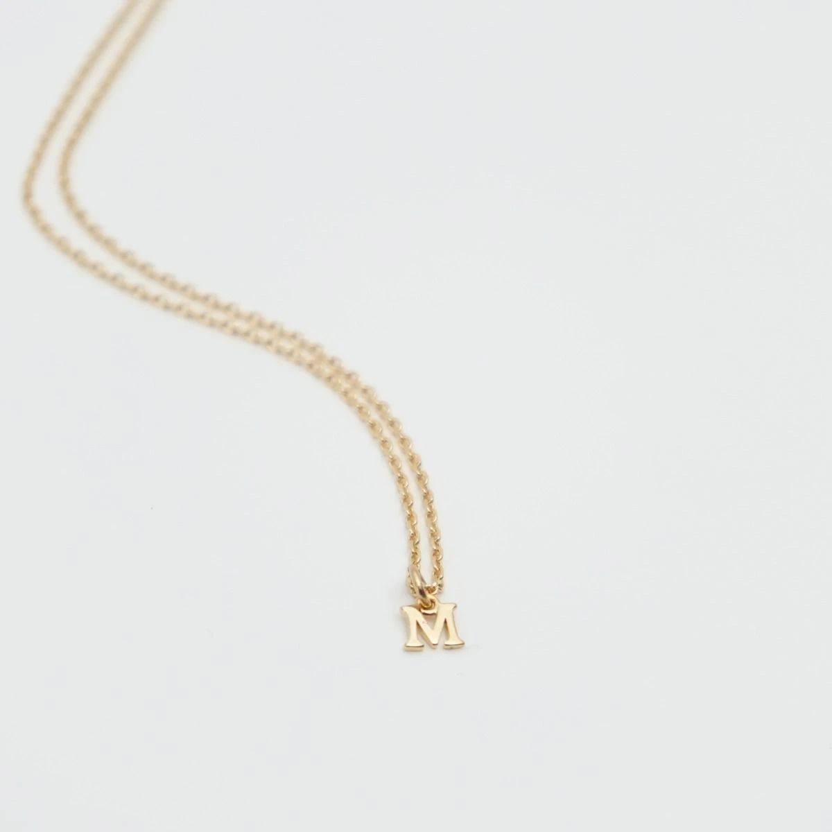 Collier Lettre Prénom Plaqué Or Collier Lettre Prénom Plaqué Or -Atelier de Famille Soldes col lettre m po zoom