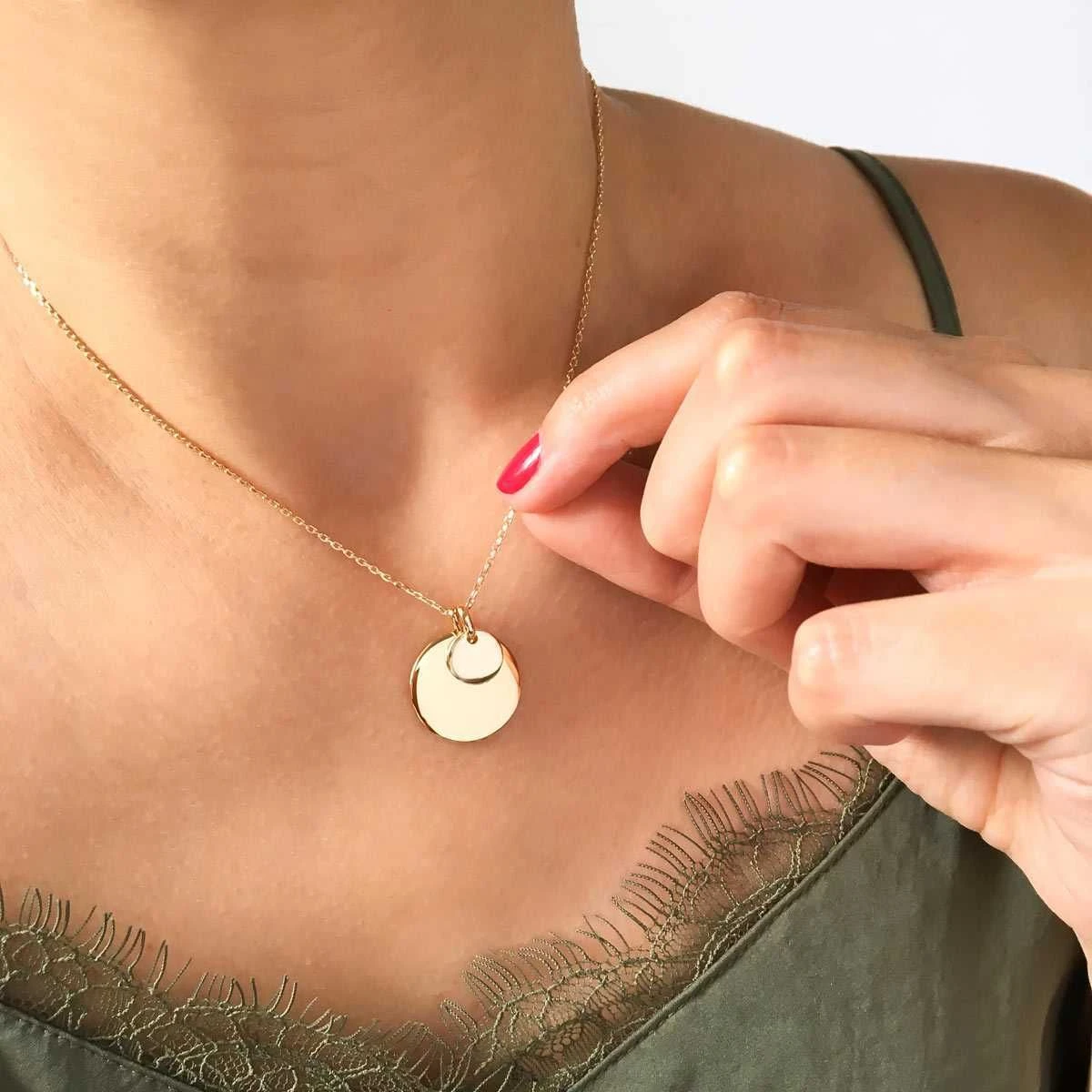 Collier 1 rond bombé et 1 mini rond bombé, sur chaîne forçat plaqué Or Collier 1 Rond Bombé Et 1 Mini Rond Bombé, Sur Chaîne Forçat Plaqué Or -Atelier de Famille Soldes col med bomb mini 2 1200