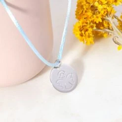 Collier Médaille Ange Dessiné Sur Lien Satin Argent Massif -Atelier de Famille Soldes col medaille ange dessine ag