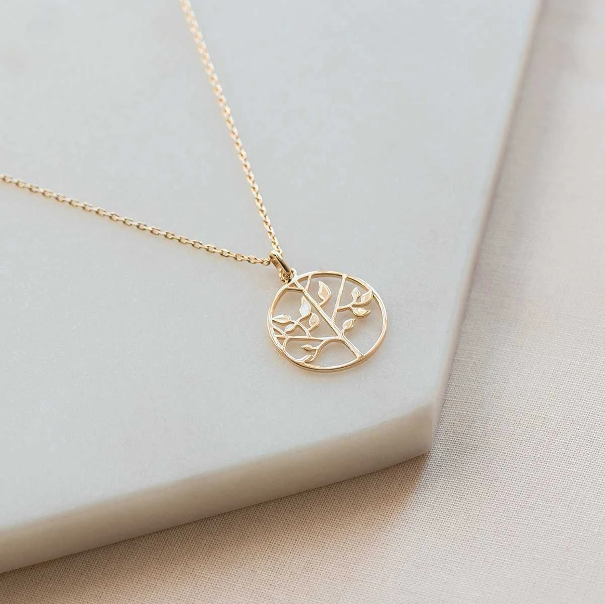 Médaille ciselée Arbre de vie sur chaîne forçat plaqué Or Médaille Ciselée Arbre De Vie Sur Chaîne Forçat Plaqué Or -Atelier de Famille Soldes collier arbre de vie decor 1200