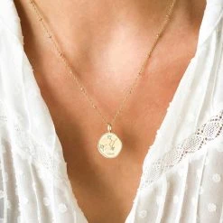 Collier Médaille Signe Astrologique Sur Chaîne Maille Perlée Plaqué Or -Atelier de Famille Soldes collier astro port 1200 3079