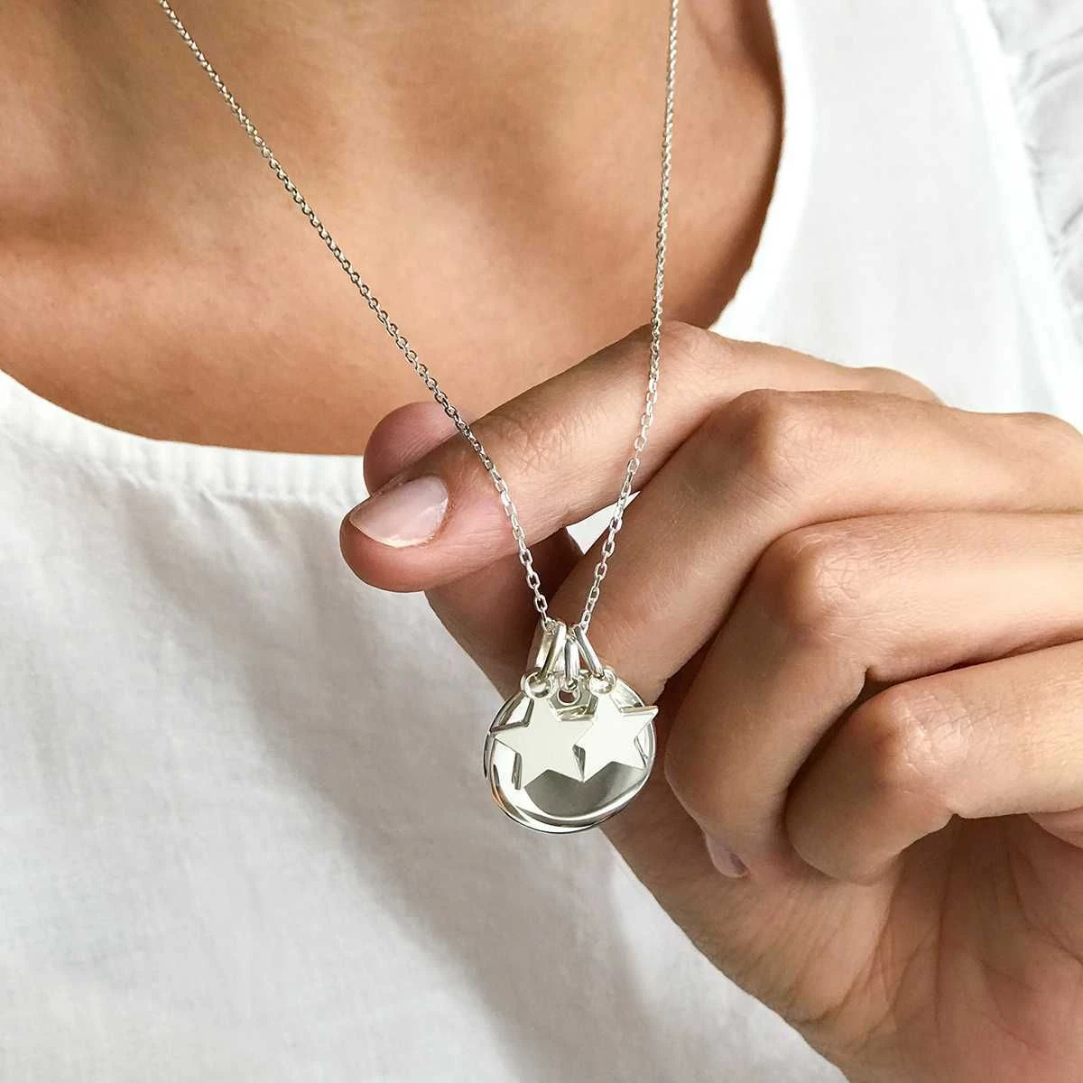 Collier 1 breloque et 2 mini breloques sur chaîne forçat Argent massif Collier 1 Breloque Et 2 Mini Breloques Sur Chaîne Forçat Argent Massif -Atelier de Famille Soldes collier breloque mini breloques argent porte 1200