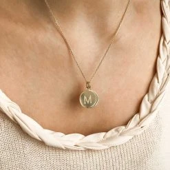 Collier 1 à 4 Pendentifs Médaille Plaqué Or Gravure Initiale étoilée 2 Collier 1 à 4 Pendentifs Médaille Plaqué Or Gravure Initiale étoilée -Atelier de Famille Soldes collier double medaille gravee porte 1200