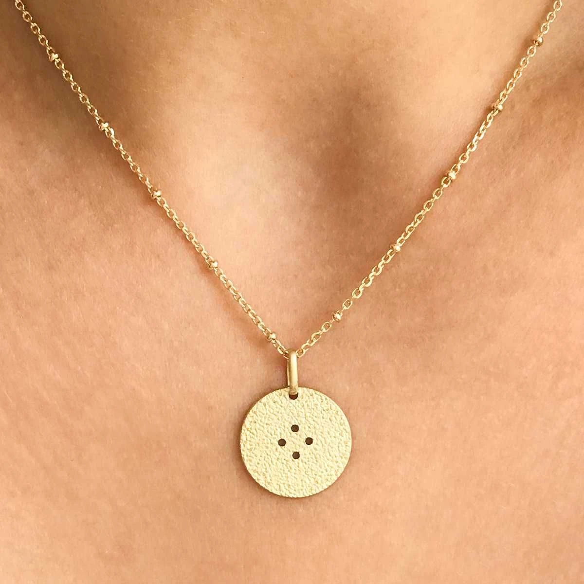 Collier médaille Hélios sur chaîne perlée plaqué Or Collier Médaille Hélios Sur Chaîne Perlée Plaqué Or -Atelier de Famille Soldes collier h lios port 1200 3032