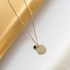 Collier Médaille Irrégulière Frappée Et Pierre Sertie Plaqué Or -Atelier de Famille Soldes collier medaille frappee pierre noire decor 1200 2851