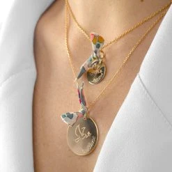 Pendentif Petite Médaille Colombe Et Prénom Gravé Sur Chaîne En Plaqué Or -1.7cm -Atelier de Famille Soldes colombe medaille femme 3