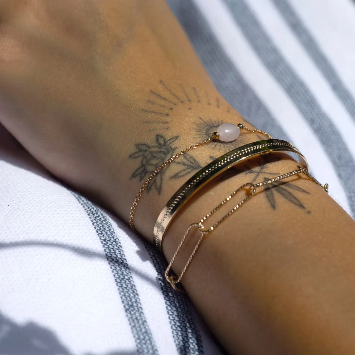 Trio jonc 1 ligne de perles, bracelet papagayo et tandem irisé plaqué Or Trio Jonc 1 Ligne De Perles, Bracelet Papagayo Et Tandem Irisé Plaqué Or -Atelier de Famille Soldes compo bracelets papagayo rose