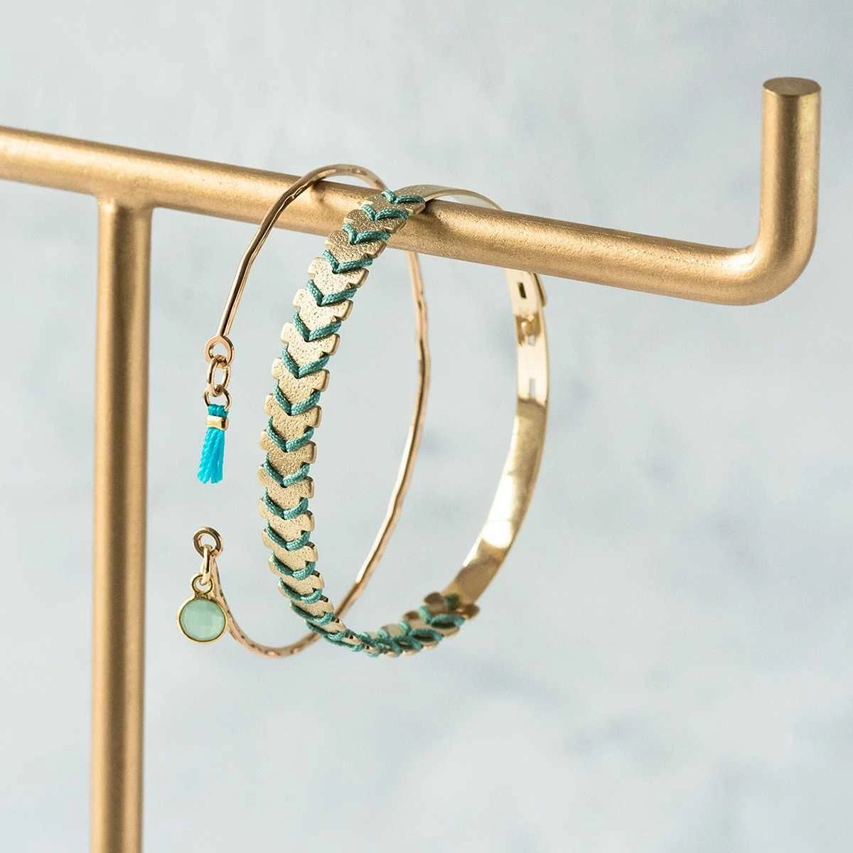 Duo de Jonc fin martelé et jonc Athéna plaqué Or Duo De Jonc Fin Martelé Et Jonc Athéna Plaqué Or -Atelier de Famille Soldes duo athena jonc fin pierre fine pompon d cor 1200 2827