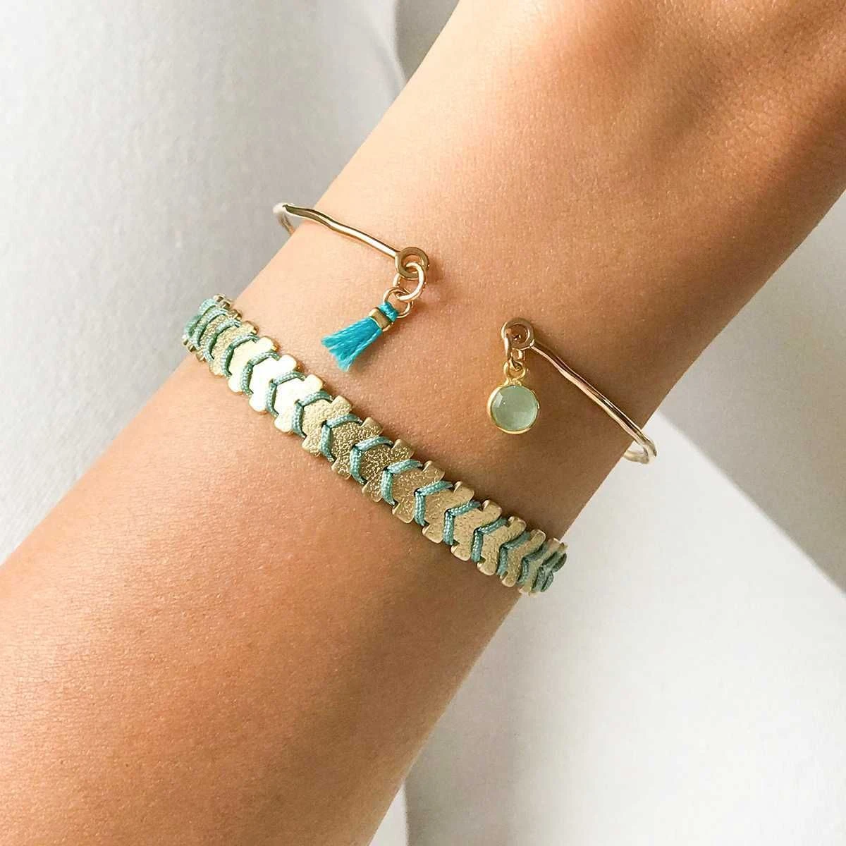 Duo de Jonc fin martelé et jonc Athéna plaqué Or Duo De Jonc Fin Martelé Et Jonc Athéna Plaqué Or -Atelier de Famille Soldes duo athena jonc fin pierre fine pompon port 1200 2827