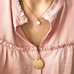 Collier Grande Médaille Martelée Sur Chaîne Forçat Plaqué Or ( Pierre Fine En Option) 1 Collier Grande Médaille Martelée Sur Chaîne Forçat Plaqué Or ( Pierre Fine En Option) -Atelier de Famille Soldes grande medaille martelee portee 1200 2