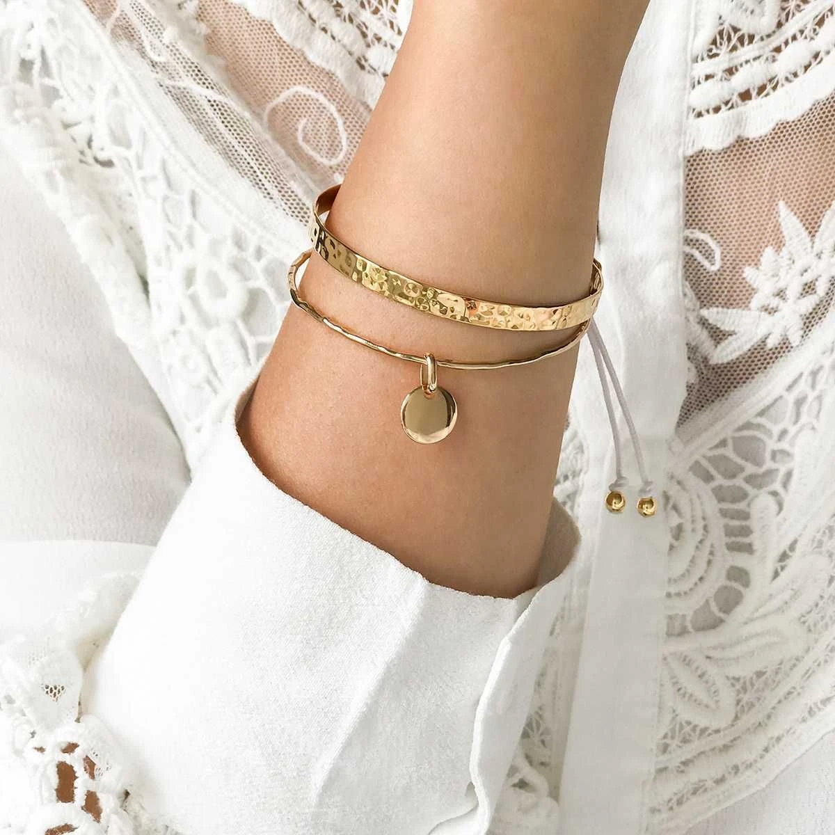 Jonc fin martelé et mini rond bombé et jonc ruban martelé Jonc Fin Martelé Et Mini Rond Bombé Et Jonc Ruban Martelé -Atelier de Famille Soldes jonc fin breloque po cordon blanc port 1200