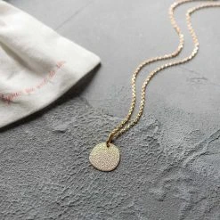 Collier Médaille Irrégulière Frappée Sur Chaîne Forçat Plaqué Or -Atelier de Famille Soldes medaille frappe irreguliere decor 1200 2806