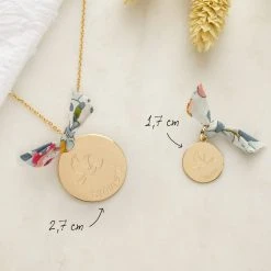 Pendentif Petite Médaille Colombe Et Prénom Gravé Sur Chaîne En Plaqué Or -1.7cm -Atelier de Famille Soldes medaille colombe taille 3