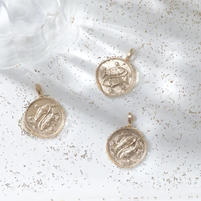 Collier médaille signe du zodiaque sur chaîne maillon ovale plaqué Or Collier Médaille Signe Du Zodiaque Sur Chaîne Maillon Ovale Plaqué Or -Atelier de Famille Soldes medaille zodiac poisson 1200 1 2