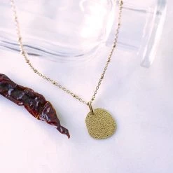 Collier Médaille Irrégulière Frappée Sur Chaîne Perlée Plaqué Or -Atelier de Famille Soldes medailleirregulierefrappe 3031