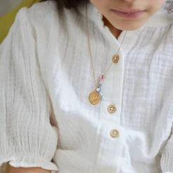 Pendentif Petite Médaille Colombe Et Prénom Gravé Sur Chaîne En Plaqué Or -1.7cm -Atelier de Famille Soldes pmp liberty