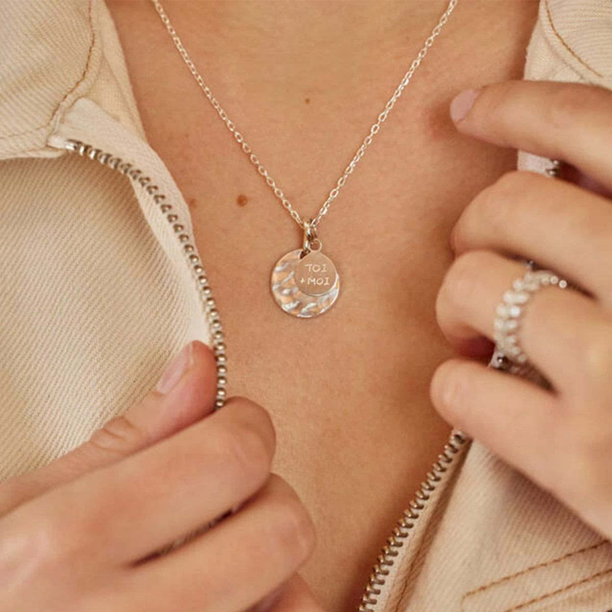 Collier petite médaille martelée et mini rond Argent massif Collier Petite Médaille Martelée Et Mini Rond Argent Massif -Atelier de Famille Soldes rond martel et mini rond sur chaine