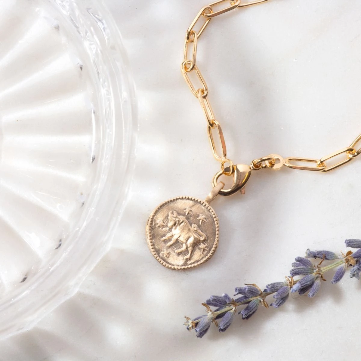 Bracelet médaille signe du zodiaque sur chaîne maillon ovale Bracelet Médaille Signe Du Zodiaque Sur Chaîne Maillon Ovale -Atelier de Famille Soldes taureau