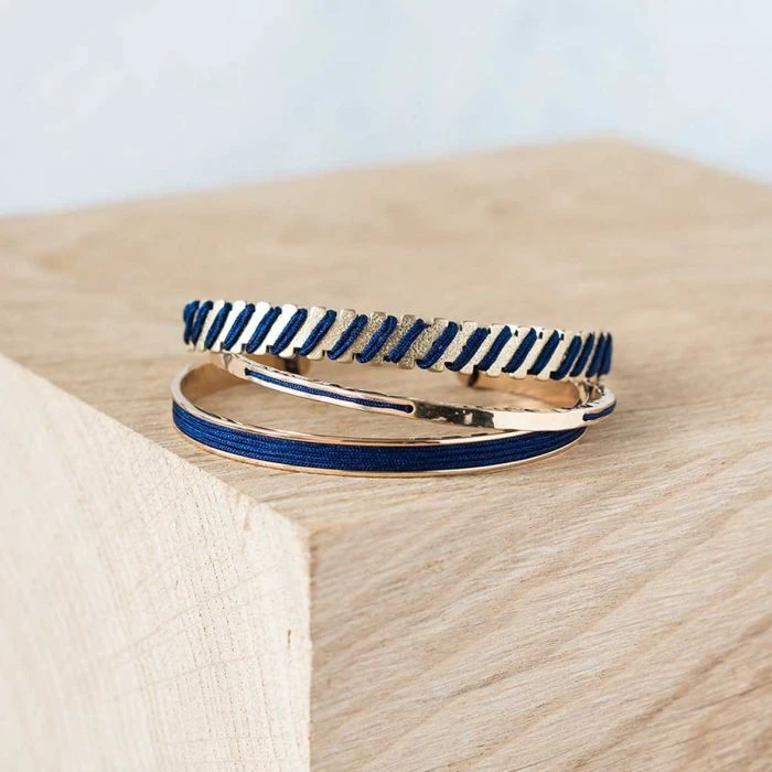 Trio de Joncs Athéna, Jonc Droit, Jonc Galon plaqué Or Trio De Joncs Athéna, Jonc Droit, Jonc Galon Plaqué Or -Atelier de Famille Soldes trio athena bleu 1200 1